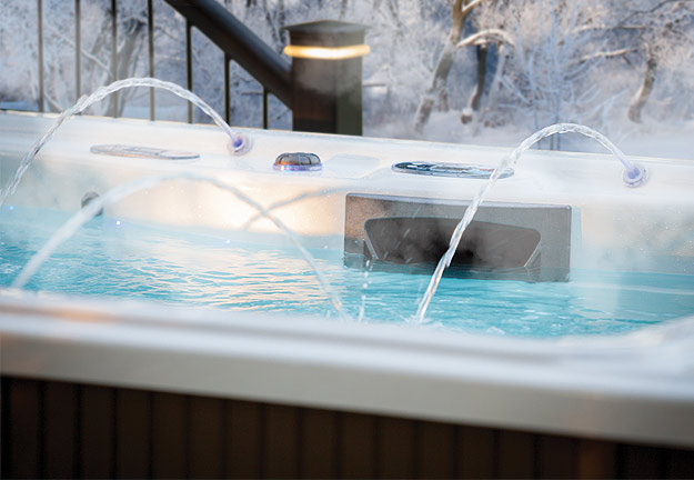 Un spa de nage Michael Phelps Signature Series reste chaud malgré l'air libre de l'hiver grâce à diverses caractéristiques d'isolation.
