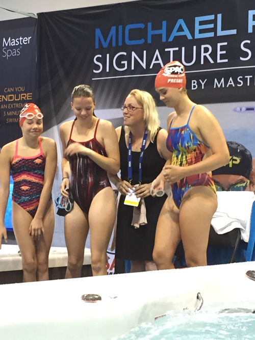 Heidi pose pour une photo avec des nageurs lors des essais de natation à Omaha