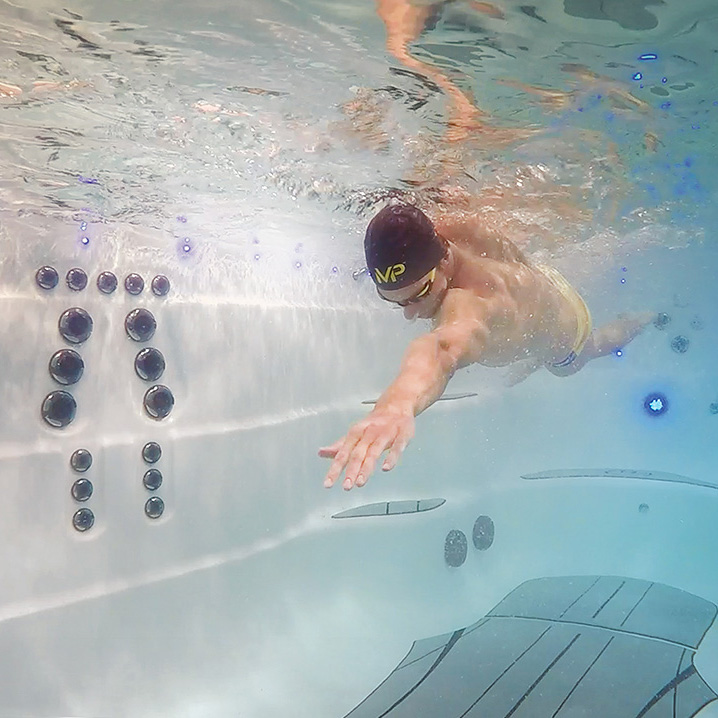 Michael Phelps nage sous l'eau dans un spa de natation