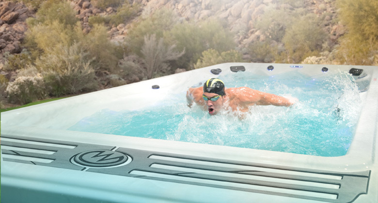 Michael Phelps nage dans un spa de nage Master Spas