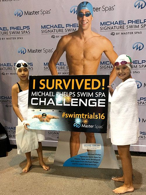Deux filles montrent fièrement qu'elles ont survécu au Swim Spa Challenge de Michael Phelps.