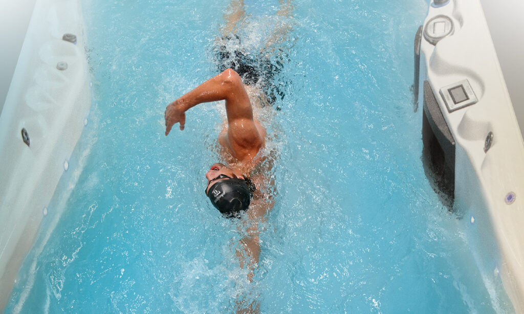 entraînement à la natation dans un spa de natation