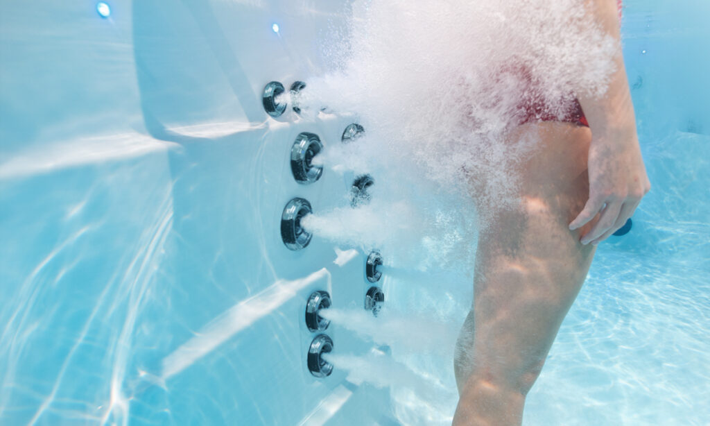 entraînement à la natation dans un spa de natation