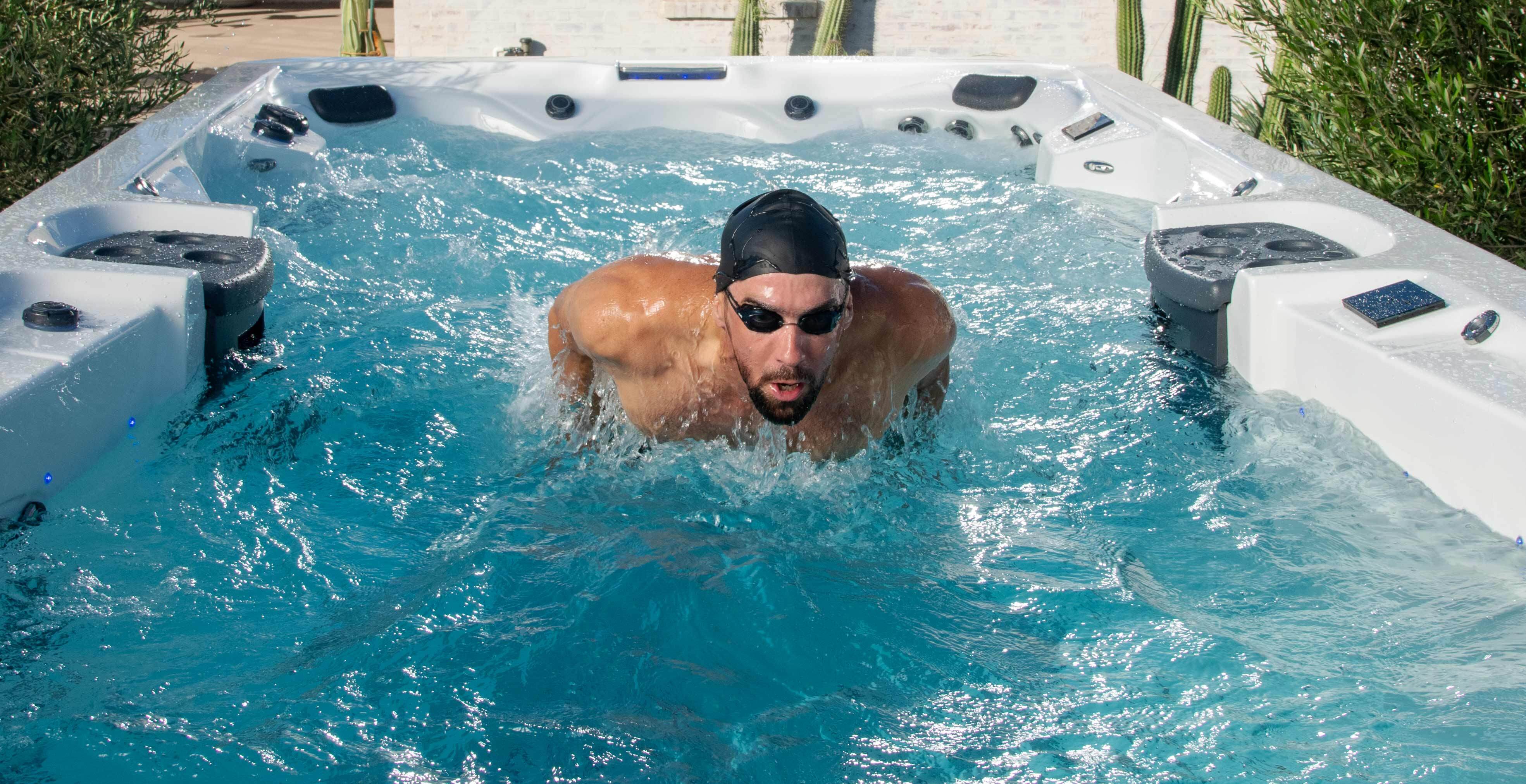 Michael Phelps nageant dans un spa de nage