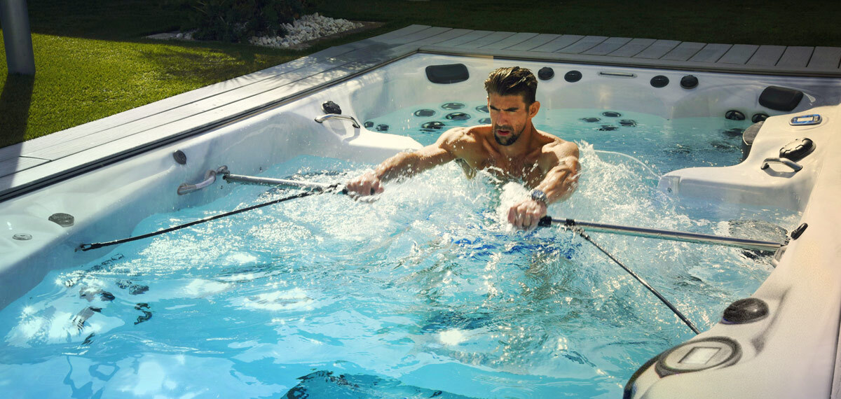 Phelps utilise le kit h2xercise dans un spa de nage.