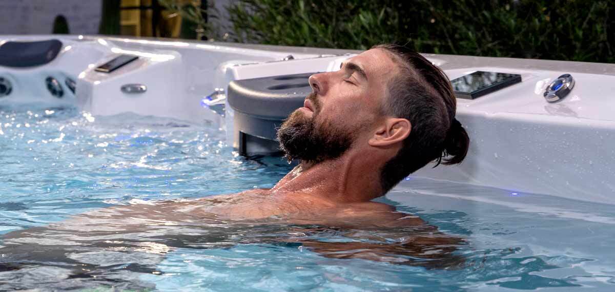 Michael Phelps se détend dans un siège thérapeutique d'un spa de nage.