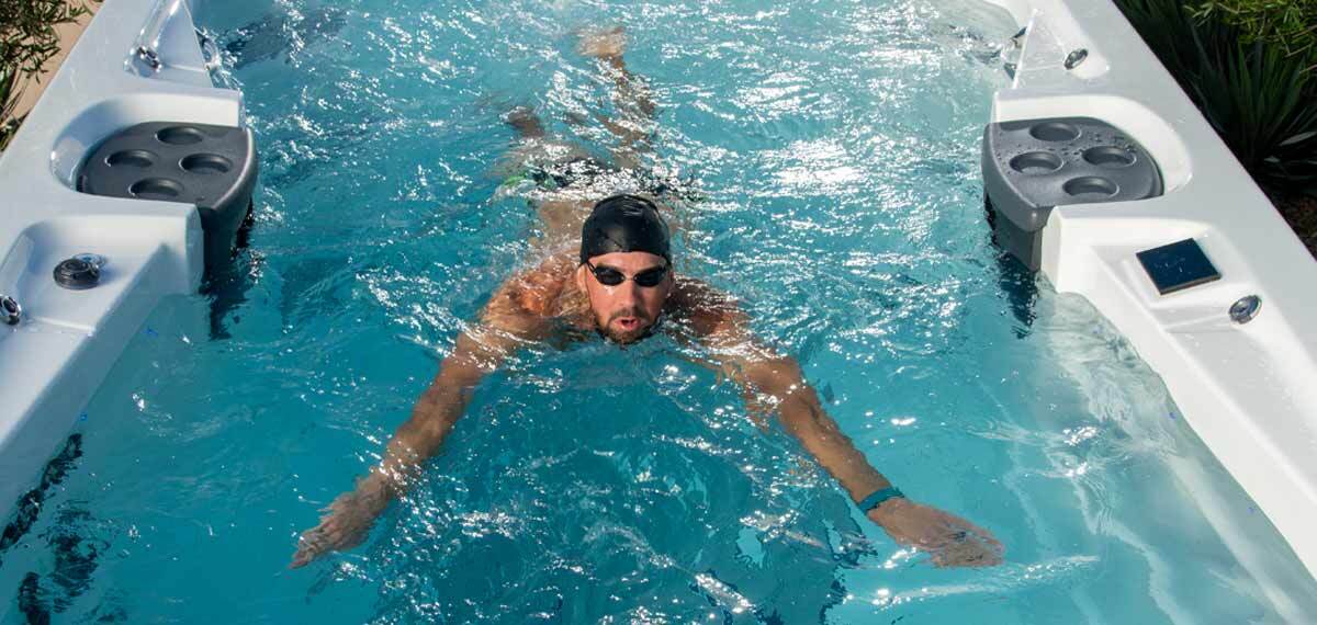 Michael Phelps nageant dans un spa de nage MasterSpas