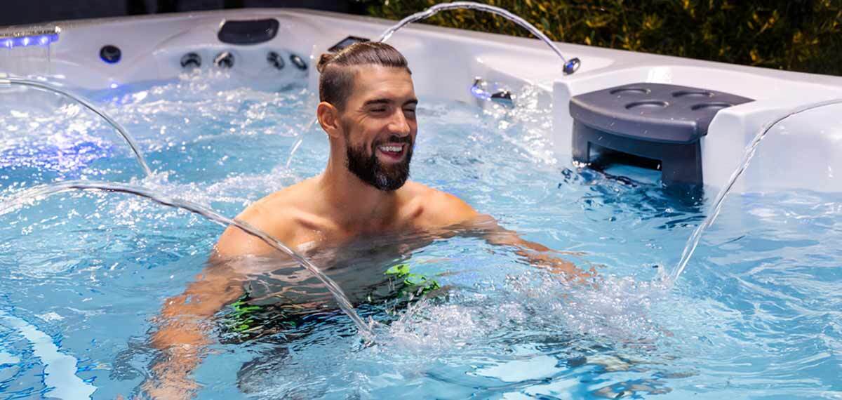 Michael Phelps dans un spa de nage