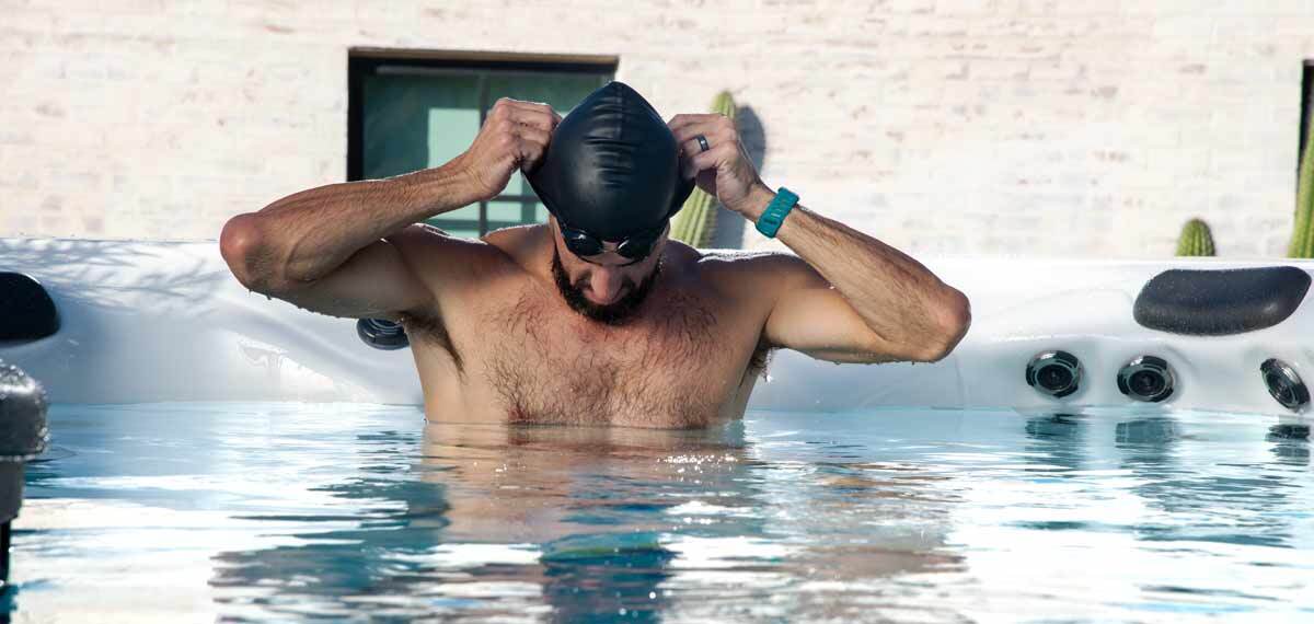 Phelps enfilant un bonnet de bain.