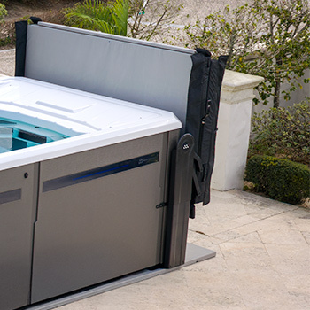 Lève-couverture pour spa de nage.