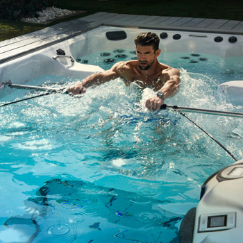 Femme faisant de l'exercice avec le kit H2Xercise.