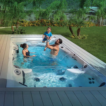 Michael, Nicole et Boomer Phelps profitent d'un moment ensemble dans un spa de nage.