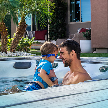 Phelps tenant son fils Boomer dans ses bras.