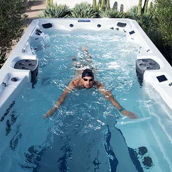 Phelps modifie les paramètres sur l'écran tactile du spa de nage.