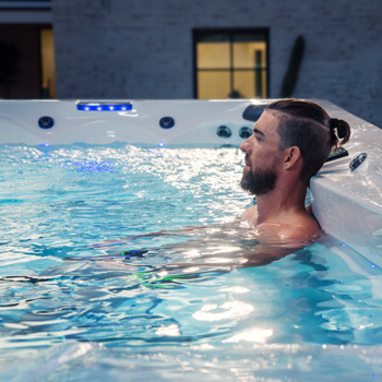 Système de gestion de l'eau Mast3Pur pour un spa de nage MasterSpas.