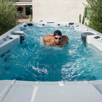 Phelps nageant dans un spa de nage.