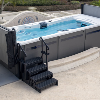 Marches menant à un spa de nage.