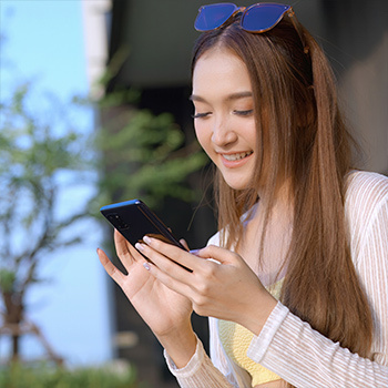 Femme contrôlant un spa de nage à partir d'un téléphone.