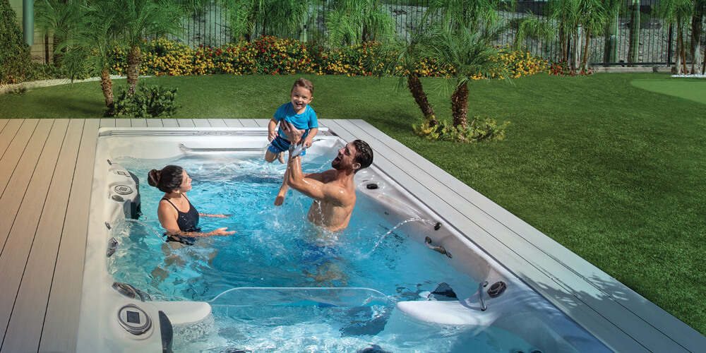 Michael Phelps et sa famille dans un spa de nage.