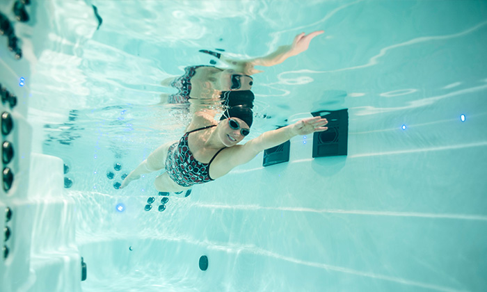 Femme s'entraînant dans un spa de natation de Michael Phelps